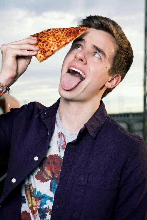 roses are red, violets are blue, i love pizza more than i love you♡