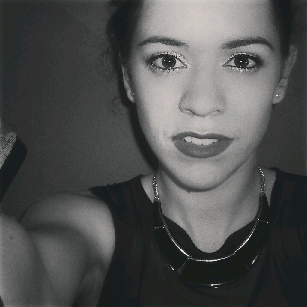Estudiante de fotografía. Me encantan los pipeos con mis amigas, la fiesta, reirme e improvisar planes. Enamorada del balonmano y la fotografía (: