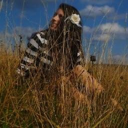 Hi! :) I'm Katy & I from Slovakia ♥ I'm 16 years old :) 
 I love sing! :)
Follow me :) and I follow you back ;)
