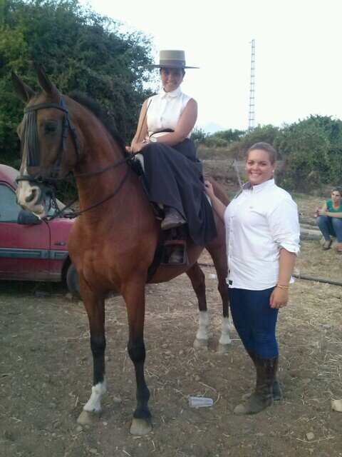 Aficioná al caballo y a la doma vaquera. Muero con los vestidos de gitana. Con los pies sobre los estribos. Vélez- Málaga.