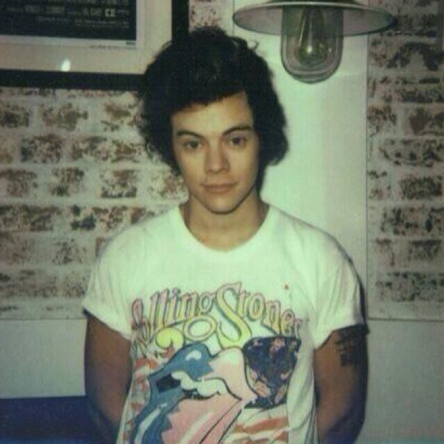 follow @harryhxppiness please :)