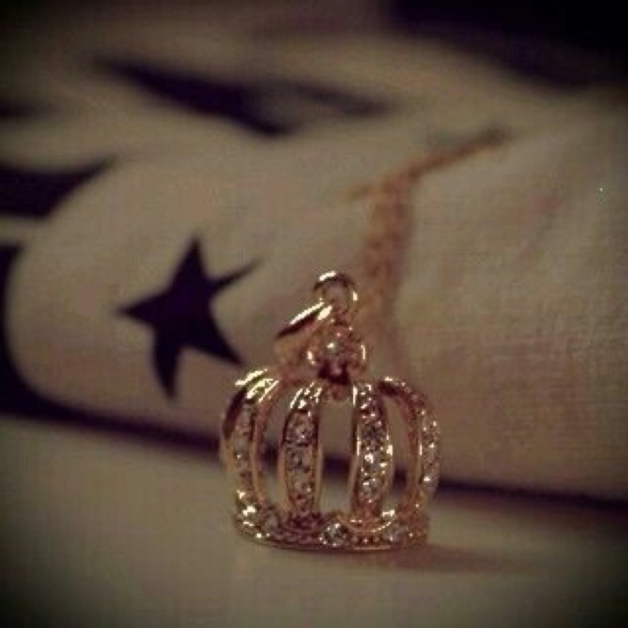 ﻟﺎ ﺂجيد ﺂﻟثرثره ﺂﻟزائدھ ﺂحب كل شيء بھدوء ومن ٺكلم فيما ﻟﺎ يعنيني ﺂعٺقد ﺂن ﺂﻟﺎبٺسامہ جوآب كآفي ♡♡♡··عشٓشٓقيي صصُديقآتيٌ