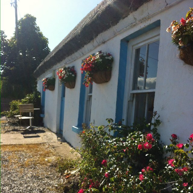Beautiful, 100year old traditional thatched cottage in Donegal! http://t.co/71FdkKycKH. PM now for bookings!