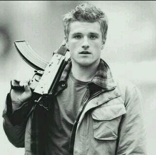 Pelotón 451 ♥ Remember who the enemy is ♥ 4 ♥ Always Finnick ➹➹ Яɘɒl ➹ O finge vulnerabilidad o muere |Nacida en Panem, D12. Trasladada a Osadía