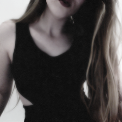 hibecca_ops's profile picture. Sono quella ragazza che porta sempre con se un paio di cuffie e cerca di nascondersi dalle persone che le stanno attorno. La musica è l'unica cosa che le rimane