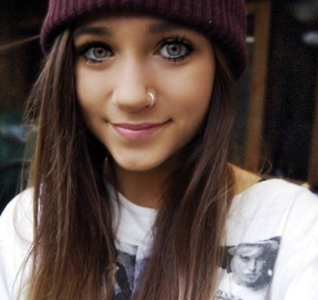 Hey im Mackenzie, well Mack for short. Im 18 and i love to play piano... Im dating Dylan [RP] i have a baby named Brianna