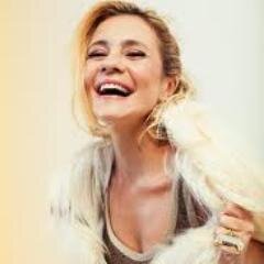 Twitter Oficial. Atriz brasileira. Atualmente Carminha en #AvenidaBrasil. Obrigado por tanto amor ❤