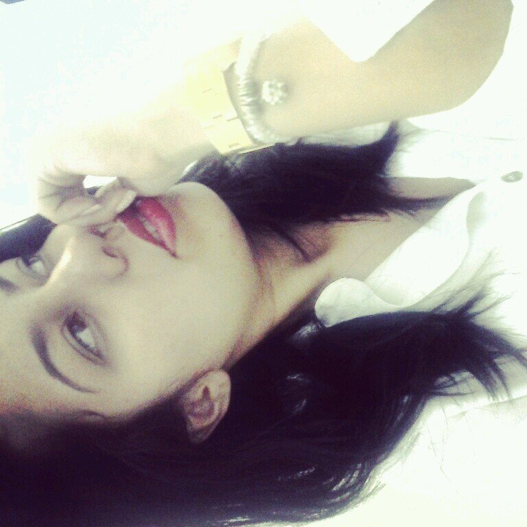 Não estou aprocura de uma cara metade, ja SOU completa o que vier é só acessorio.. :)