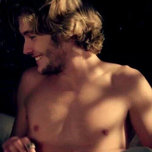 Lover for reign! back up account follow me on @polebender4ever  @shipperfrary @lover_frary made this account to vote!