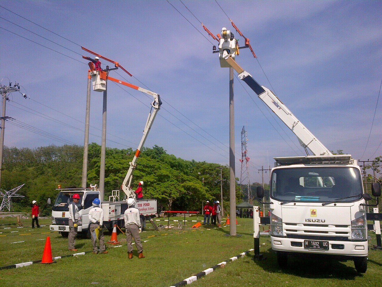 the work hotline maintenance for electric power Area Manado.