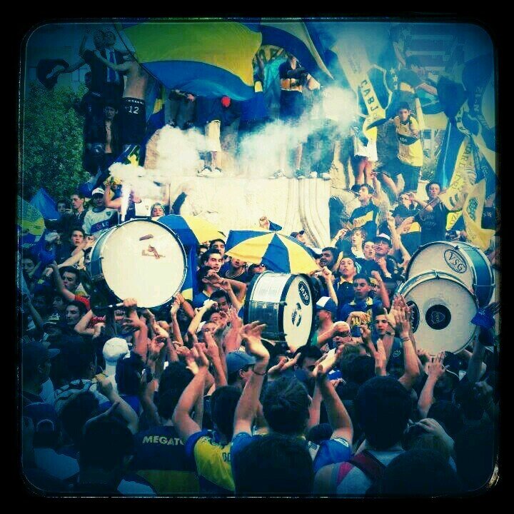 No tengo que pensar en mujeres para ser feliz  solo tengo que pensar  en una pelota  	♥
