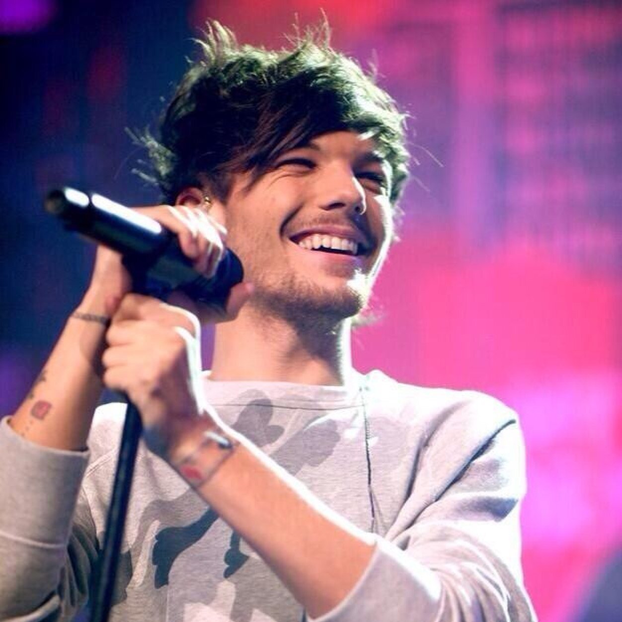 love_me_idalia's profile picture. follow @unicornxlarry and ask for a fb back :D