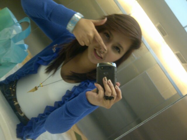 Sólo quien te quiere de verdad comprende tres cosas de tí; 
 El dolor detrás de tu sonrisa , el amor detrás de tu rabia y las razones detrás de tu silencio ♥:')