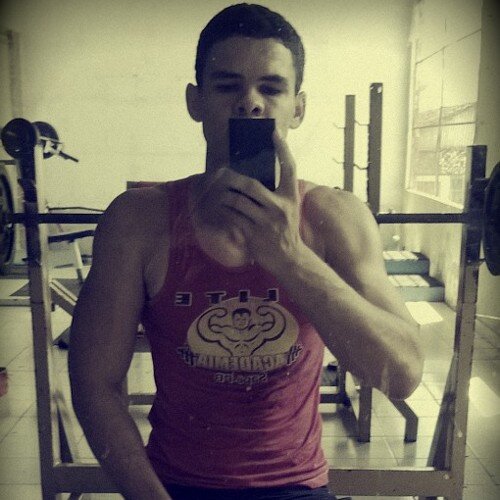Trabalha em Elite Academia, solteiro.