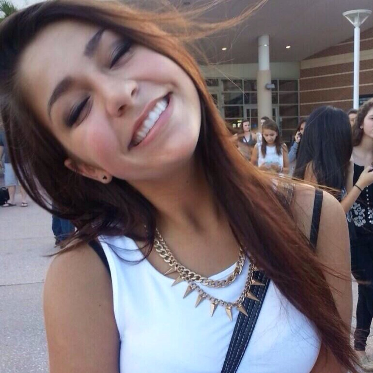 moonstcnesBU's profile picture. I hate this.