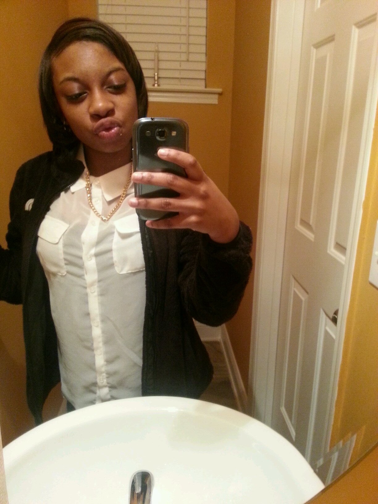 Helloo.. im riah what's good twitter? :) follow my twin | my other half @__LadyBugg