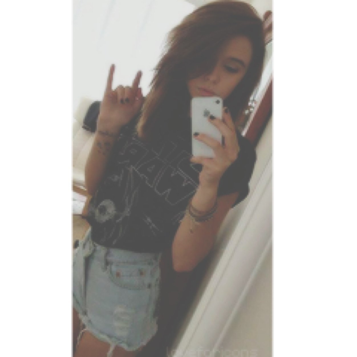 i love acacia brinely HATE ON ME