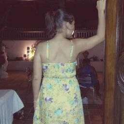O que adianta eu dizer o que eu penso de mim se cada um tem sua opinião ?→Thaís               Oliveira→Solteira.→ E feliz...