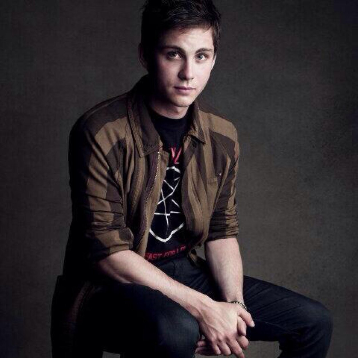 Perseus Jackson. Son of POSEIDON. Dont bother me, I can control the whole water to make ur ass wet. lol,jk! [RP]