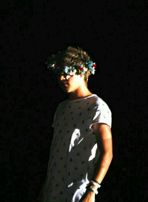 go follow @niallzrainbow