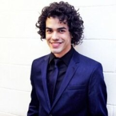 O tio Luis e a tia Raquel criaram um principesinho chamado Sam,este principe cresceu e entrou no TheVoiceBR,desde ATY ele se tornou o principe do meu❤️