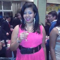 Arquitecta, amiga, hermana. Amante de la ciudad y de la vida nocturna.