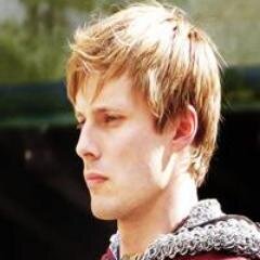 Hijo de Rhaegar Targaryen y Elia Martell. Me dieron por muerto. Heredero legitimo del Trono de hierro, que te den Daenerys el trono es mío.