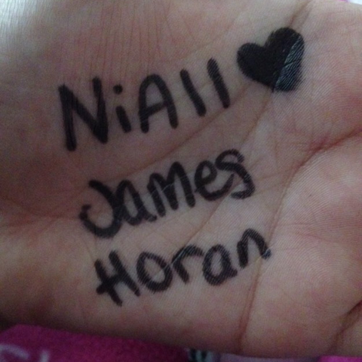 Soy una little dreamer, Directioner y Belieber ♥:) Soy una empedernida de los sueños, me encanta vivir en mi pequeño mundo mental :)