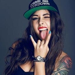 17. Ravenclaw. Exmodelo. Apasionada por el arte. Cantar es una de mis pasiones. No soy algo especial. Busco a alguien que me complazca. Rebelde