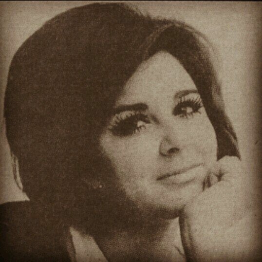‏‏حين يرحل الأمس لا احتفظ إلا بقليل من خبراته وصور تجعلني ابتسم .. فكم أحب أن أعيش اليوم وأتأمل لغدي