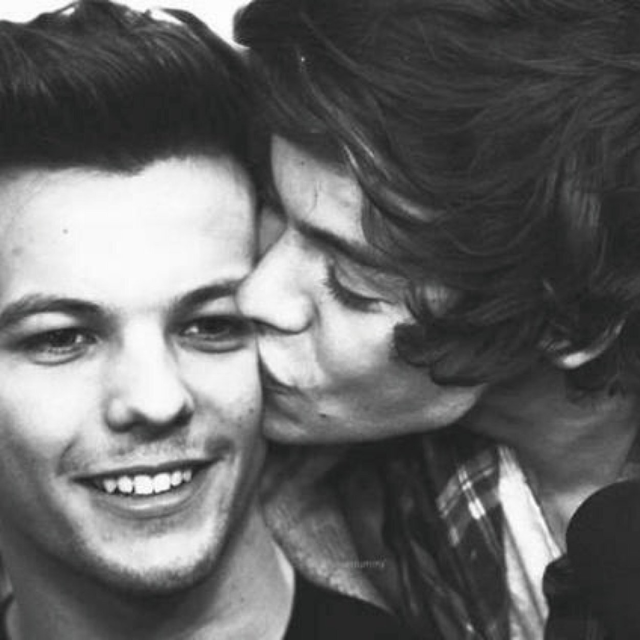 My names Harry. I'm gay :) #Taken by Lou :) he's MINE! No touching, flirting or looking at him. Ever hurt him and I'll hurt you.