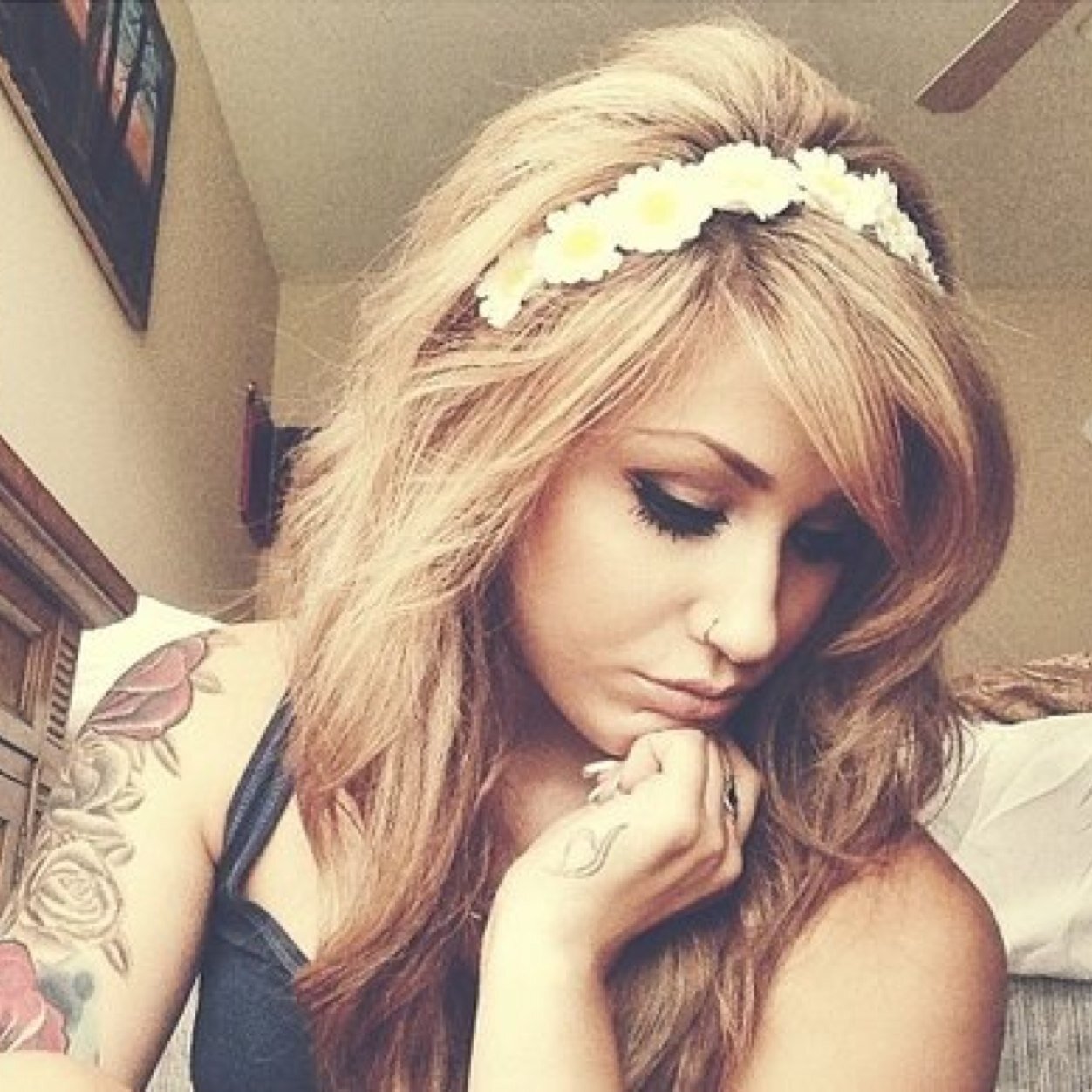 ~When Her Heart Breaks It Dont Break Even~. 
Goddess of Illusions And Insanity. Flower Crowns, Tattoos, Hair dye, And Peircings.