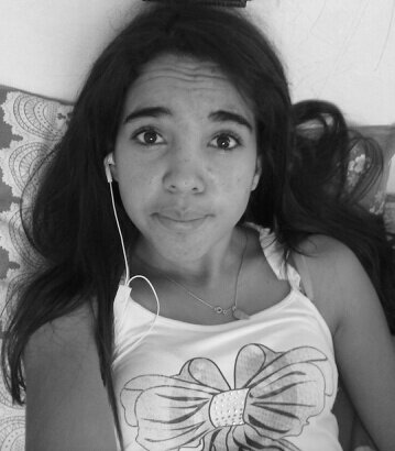 divertida ,doida ,amiga ,diferente e por favor me siga ai