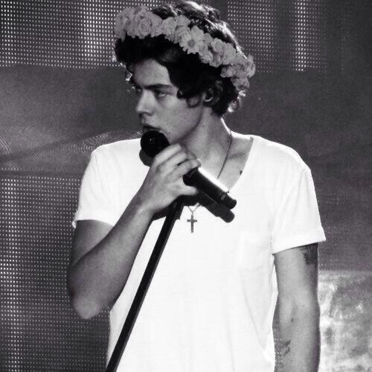 Plsz follow @idunnostagram thank you & ily all