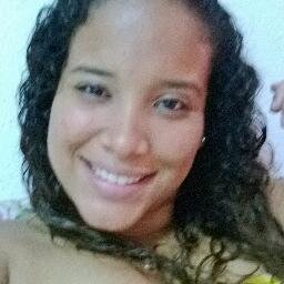 Amo escutar musica , adoro sair ,amo me arrumar sou mega vaidosa , sou louca por chocolate , um vicio ' Celular' odeioo falcidade , adoro conhceer pessoas novas
