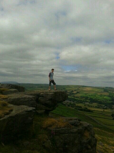 happilyeur24's profile picture. 