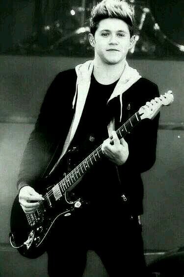 Can you please follow @LovingMyNialler and not this acc? :)