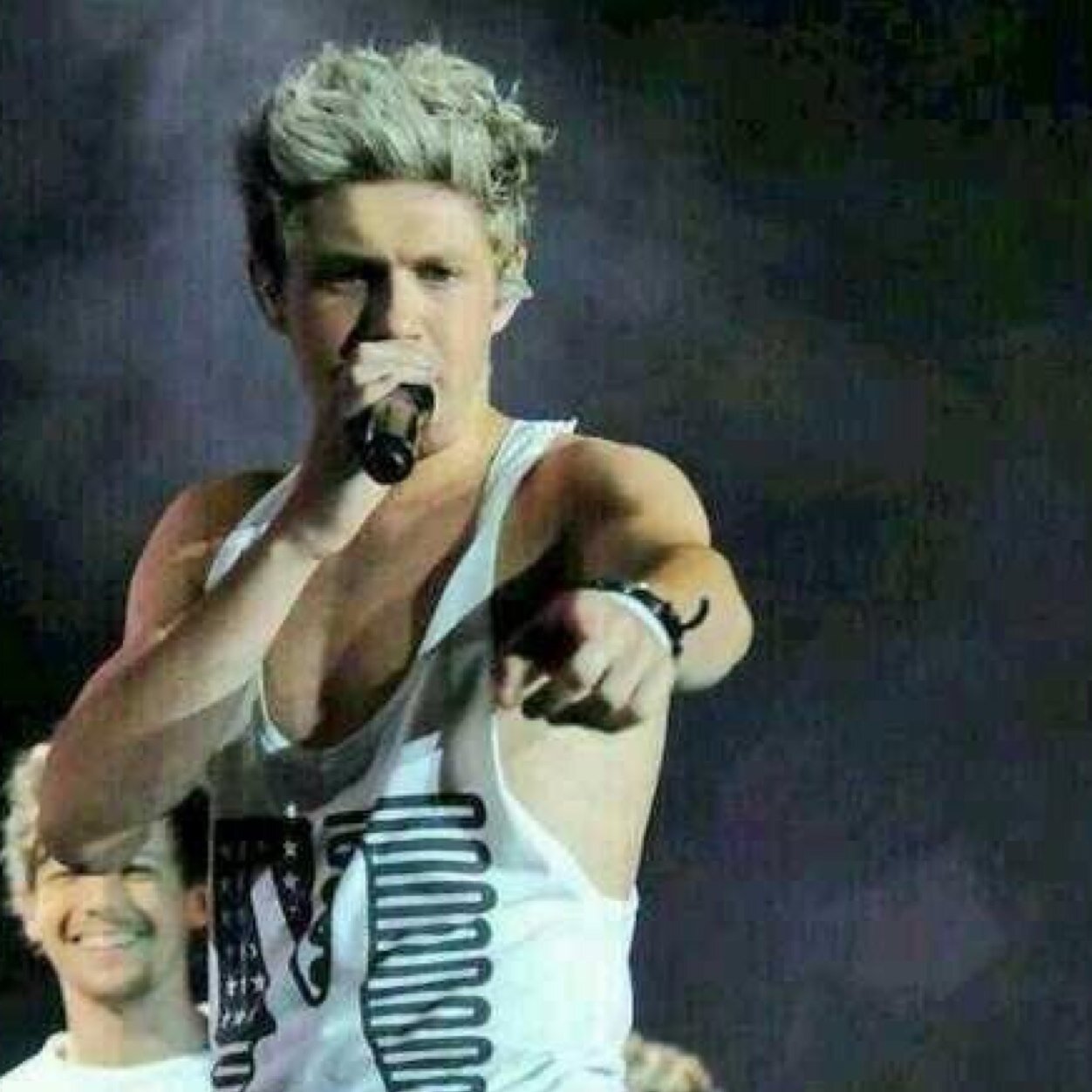 Changed my twitter handle in the form of making a new account so follow @BrojuiceNiall :)