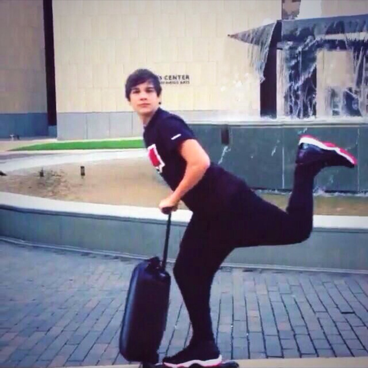 hi i'm austin's suitscoot;) AUSTIN FOLLOWS! follow @Mahomie_probzz
