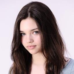 [15] —Enamorada de Gabriel Lightwood,sí de un Lightwood.Hermana de William Herondale,la menor,su debilidad.Testaruda como mi hermano pero fuerte y con carácter.
