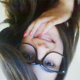 Jogar álcool na inimiga, riscar o fósforo e sair cantando This girl is on fire. ;*