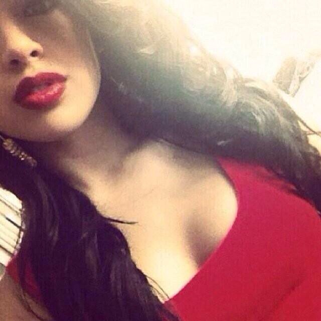 Bi ~ FL ~ DMs ~ ~ Descriptive ~ Single ~ @sophia_greene_ is my twin sister