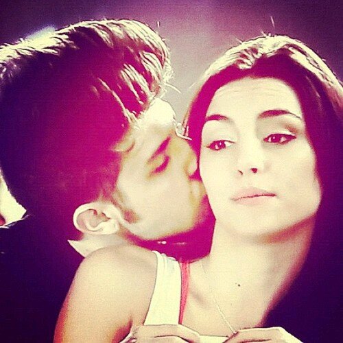 Nada explica meu amor por vcs e eterno ,sentimento puro e verdadeiro ,amo ser fã de vcs minhas vidas    *--*