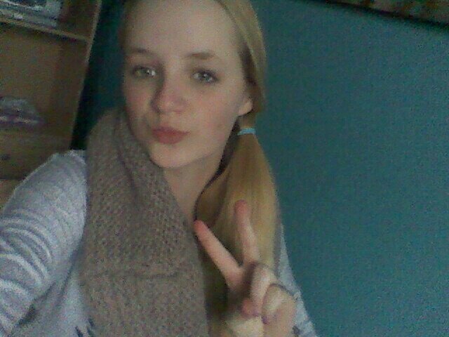 blond hair,green eyes,14 years old, love my boyfriend 08-12-13