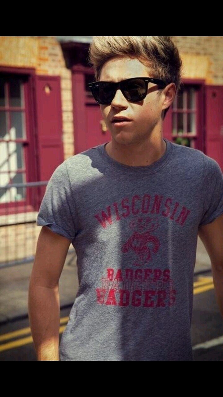 We live in to separate worlds.                     mine(fantasy)   yours(reality)   in love with 5 idiots 0/5 :-(
