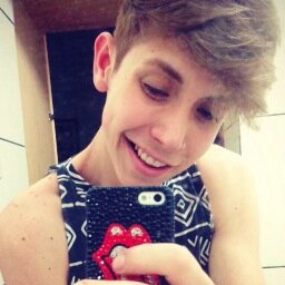 As vezes é preciso se aventurar fora do seu mundo para se encontrar. (: