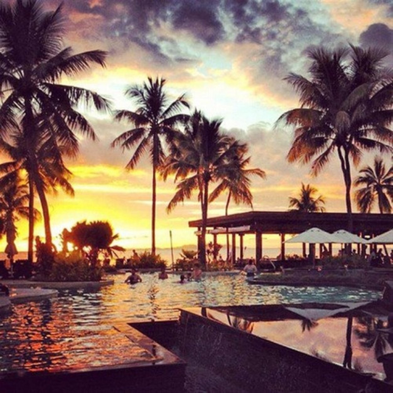 Each celeb shares a beach house with three others, and the houses are right next to each other, on the beautiful clear beach of the Bahamas!