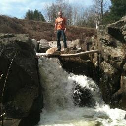 Software engineer, loves bouldering and rock climbing.