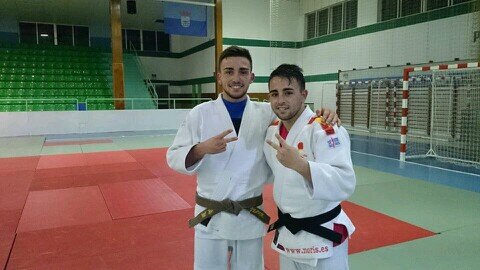 estudiante de ADE, ex-jugador de la cantera del Real Club Recreativo de Huelva y mi pasión es el deporte en especial el judo y el fútbol. -60.