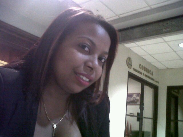 estudiante de termino de adm. de empresas, encantadora, amigable y  honesta, me encantan los dulces y bailar.